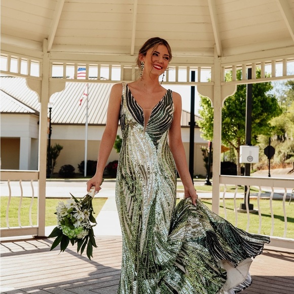 Jovani Elegant Green Maxi Gown with Plunge Neckline for Prom With Earrings - Picture 1 of 6